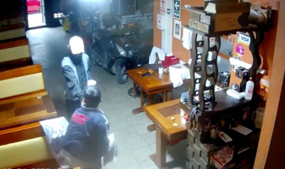 VIDEO: Dueño de negocio repele robo y mata al ladrón a balazos