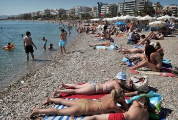 Una ola de calor saca a los griegos del confinamiento